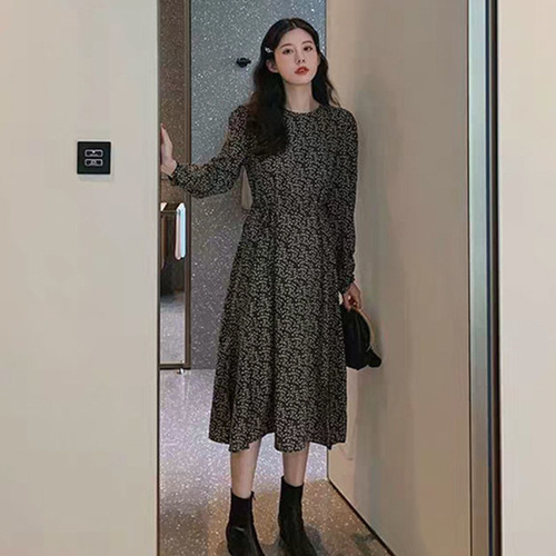 Tea-inspired floral long dress with an elegant and sophisticated vibe, suitable for spring. French vintage style, featuring a high-low hemline and a flattering waistline design for a slimming effect. Korean-style base layer dress.