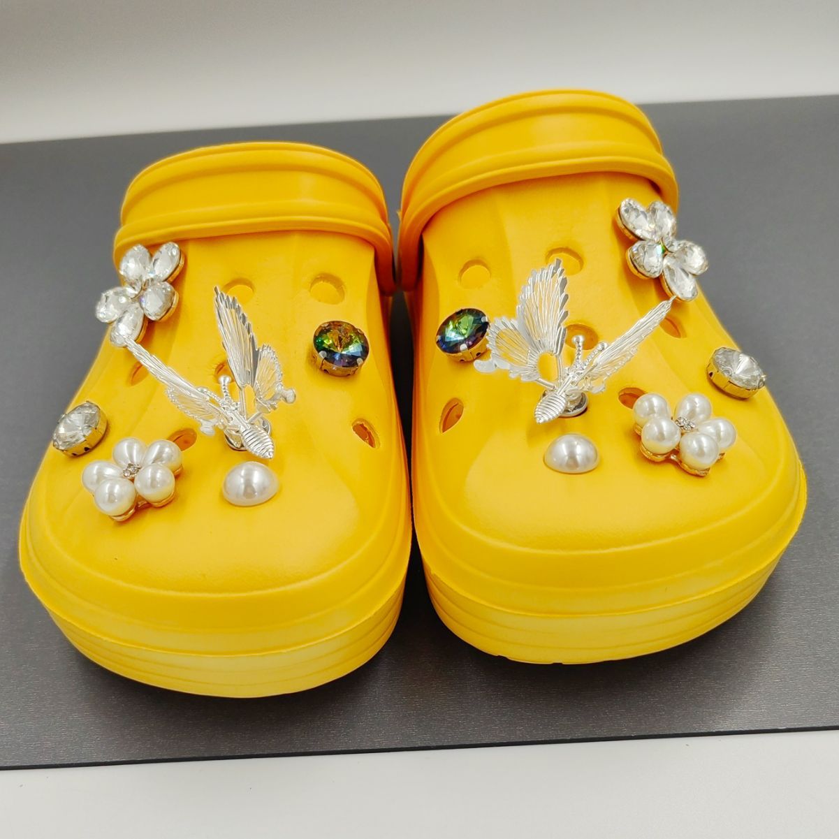 Abalorios para zapatos Croc en existencia con decoraciones de mariposas florales, accesorios de estilo punk de metal para zapatos de jardín, accesorios para zapatos Croc.