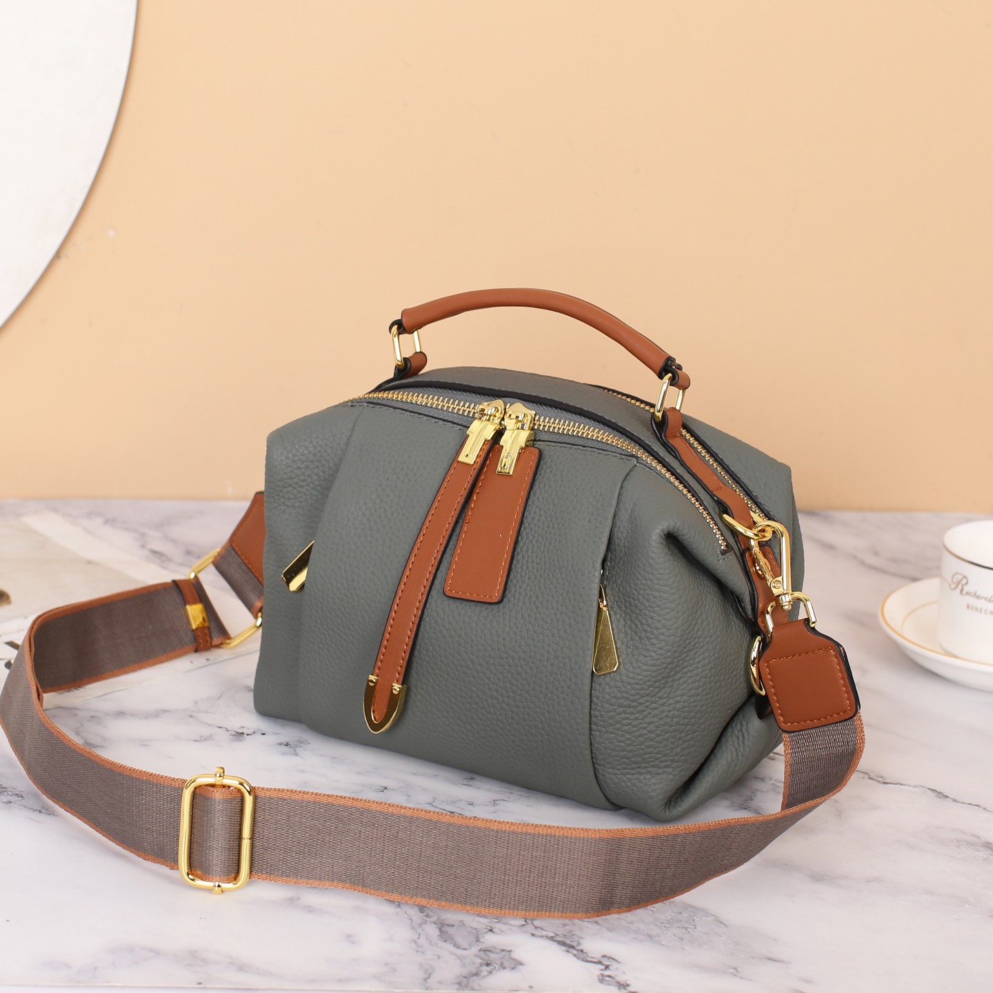 2025 New Genuine Leather Women's Bag Classic First Layer Cowhide Fashion Shoulder Crossbody Bag Wide Shoulder Strap Bag Boston Bag