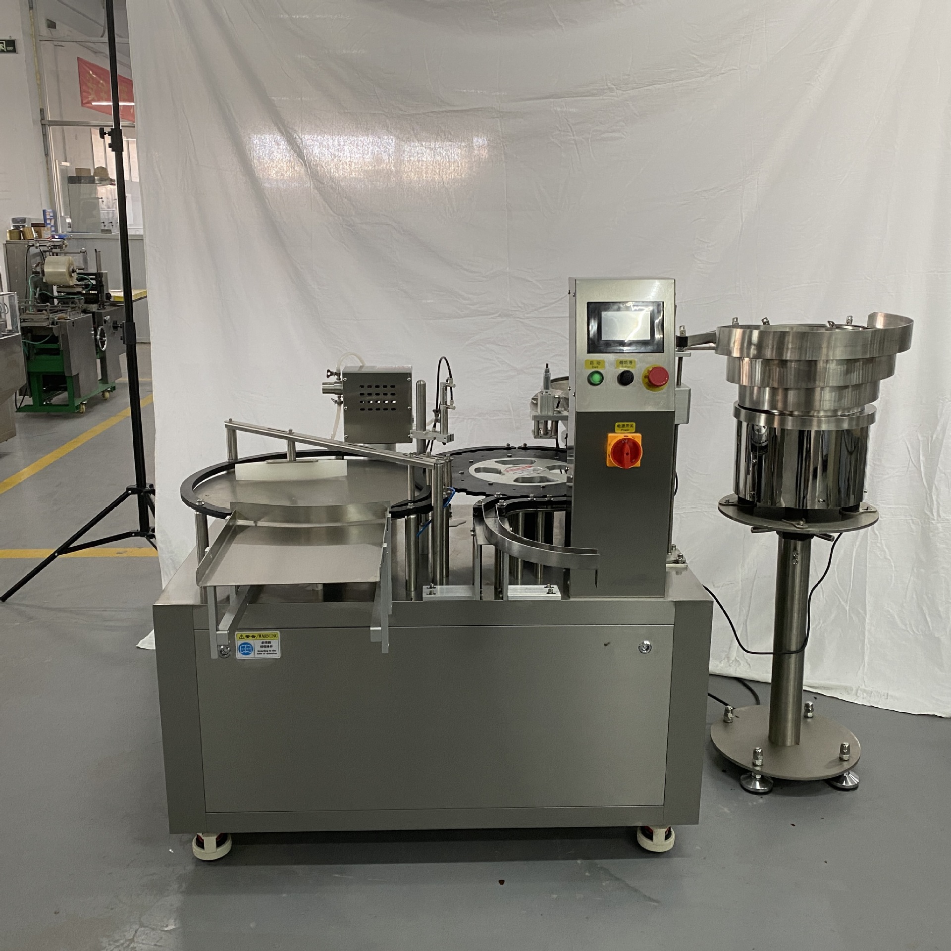 订制小型液体灌装轧盖机 小剂量试剂水乳化妆品灌装封口一体机