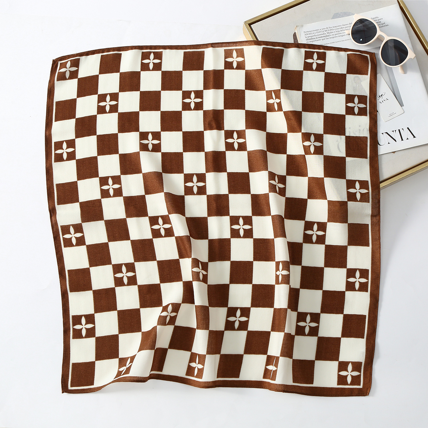 Nuevo estilo de alta calidad a cuadros en blanco y negro bufanda de terciopelo de primavera y otoño para mujer salida estilo cóncavo bufanda de cuello de moda