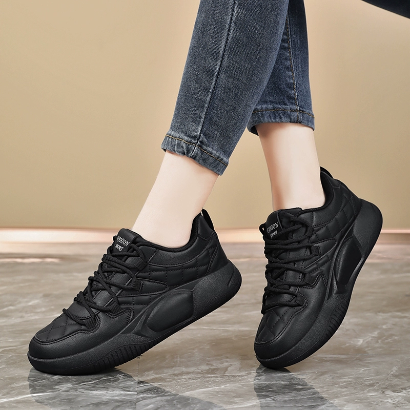 Женская спортивная обувь, полностью черная женская обувь 2025, новая летняя универсальная водонепроницаемая и нескользящая кухонная рабочая обувь, которая не утомляет ноги.