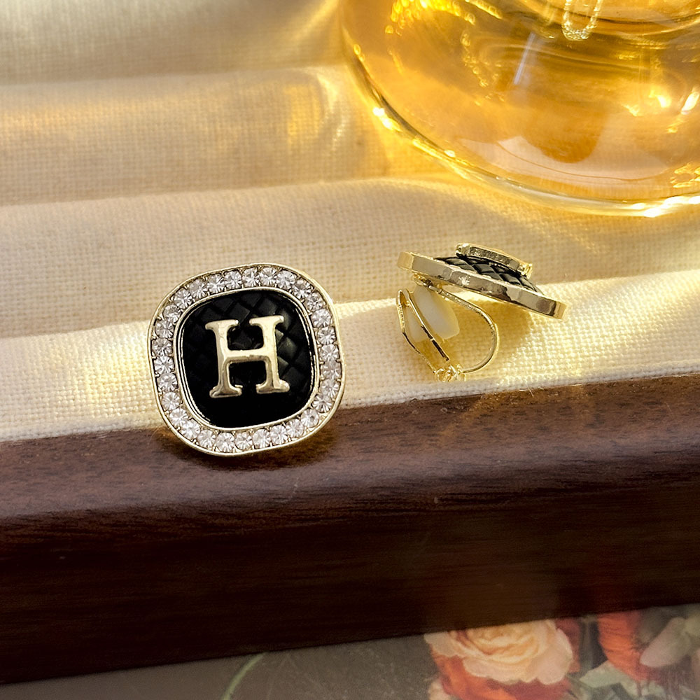 Pendientes de letras H geométricas con incrustaciones de diamantes de fragancia pequeña, pendientes de alta calidad indoloros sin agujeros para las orejas, pendientes de temperamento de moda de lujo ligero