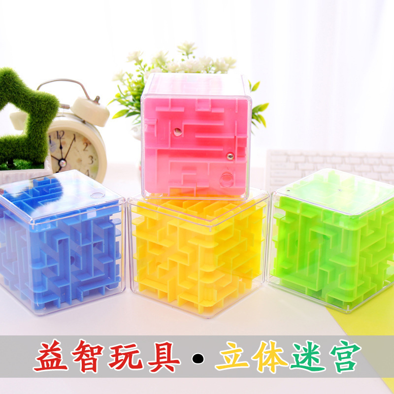 小プレゼントを押して、幼稚園の子供のおもちゃを卸売りします。|undefined
