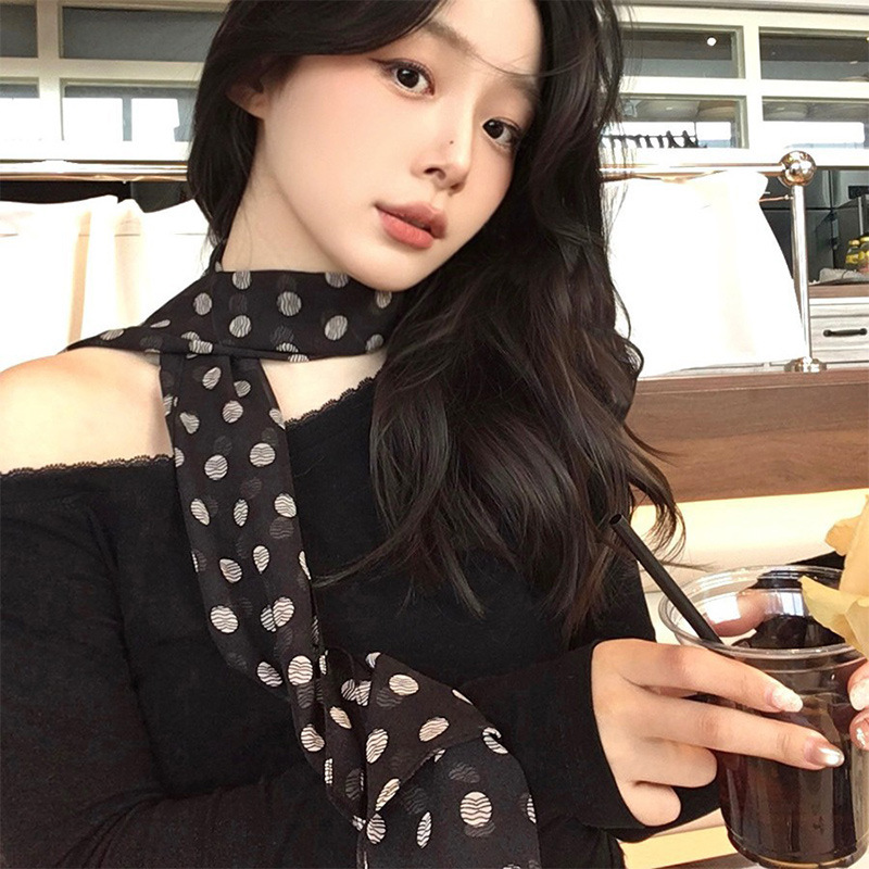 검은색 큰 물방울 무늬