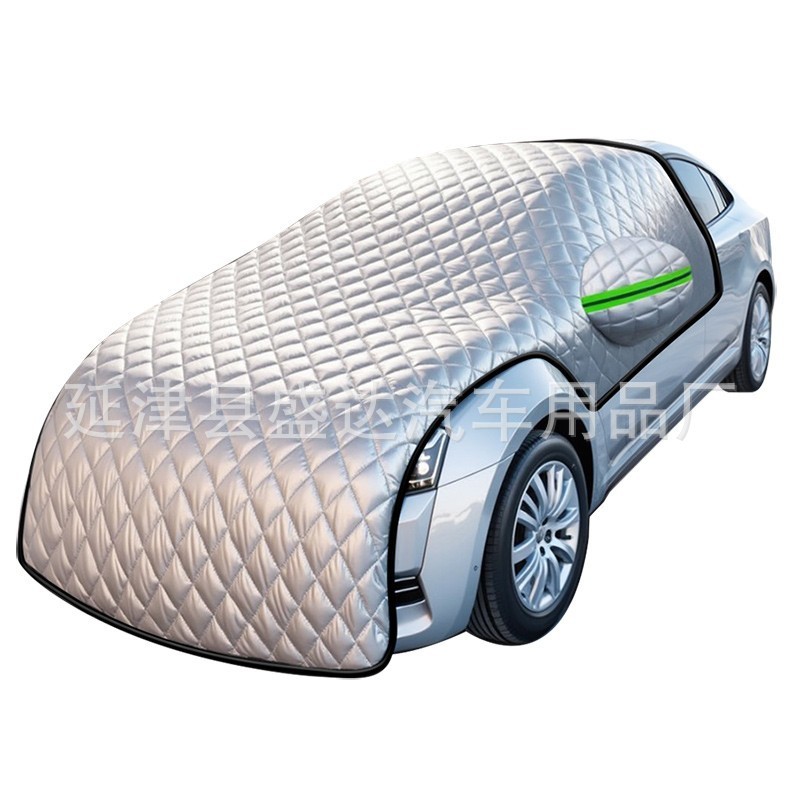 車の前の防風は冬の窓に覆われています。|undefined