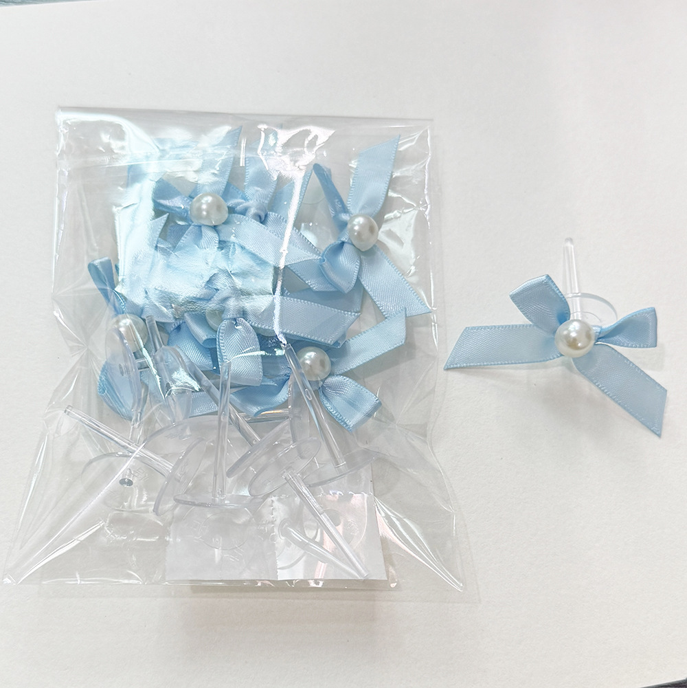 Complemento de orquídea clara con lazo de perlas