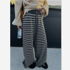 怠惰な風が曲がりくねった縞模様のズボンを散歩して、痩せたストレートパンツのカジュアルなズボンを厚くして、ワイドパンツの女性秋冬を編む