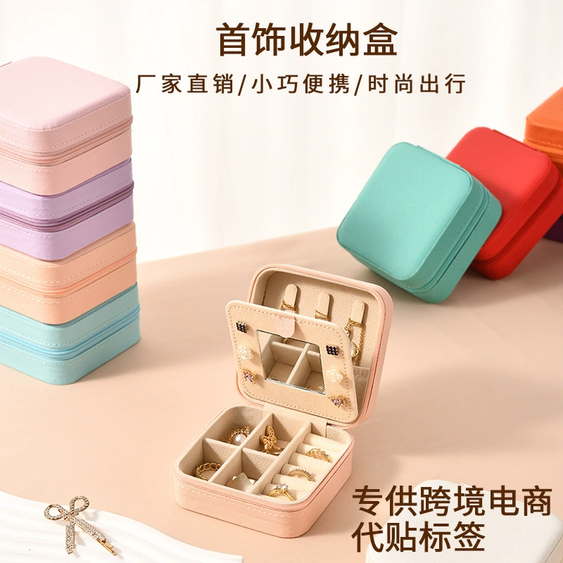 Готовый ювелирный футляр от производителя с зеркалом, молнией и индивидуальным рисунком для колец, сережек и колье.