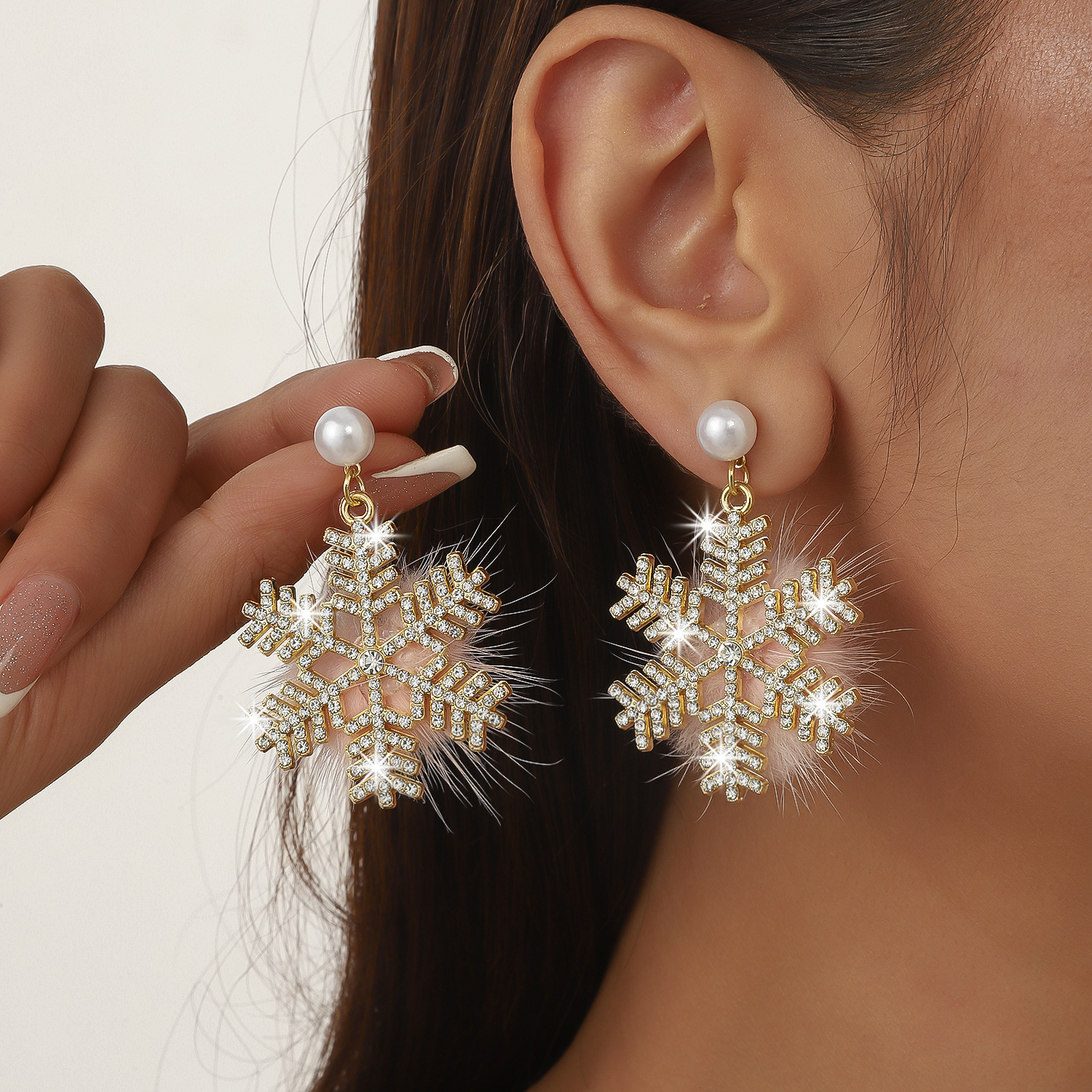 圣诞节毛绒雪花镶钻超闪珍珠耳环 轻奢甜美冬季毛球显脸小耳坠女