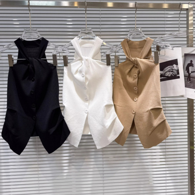 2026 Summer New Stylish Hot Girl Style Twist Neck Design Waist-Cinching Buttoned Knit Tank Top 2026 Summer New Stylish Hot Girl Style Twist Neck Design Waist-Cinching Buttoned Knit Tank Top
