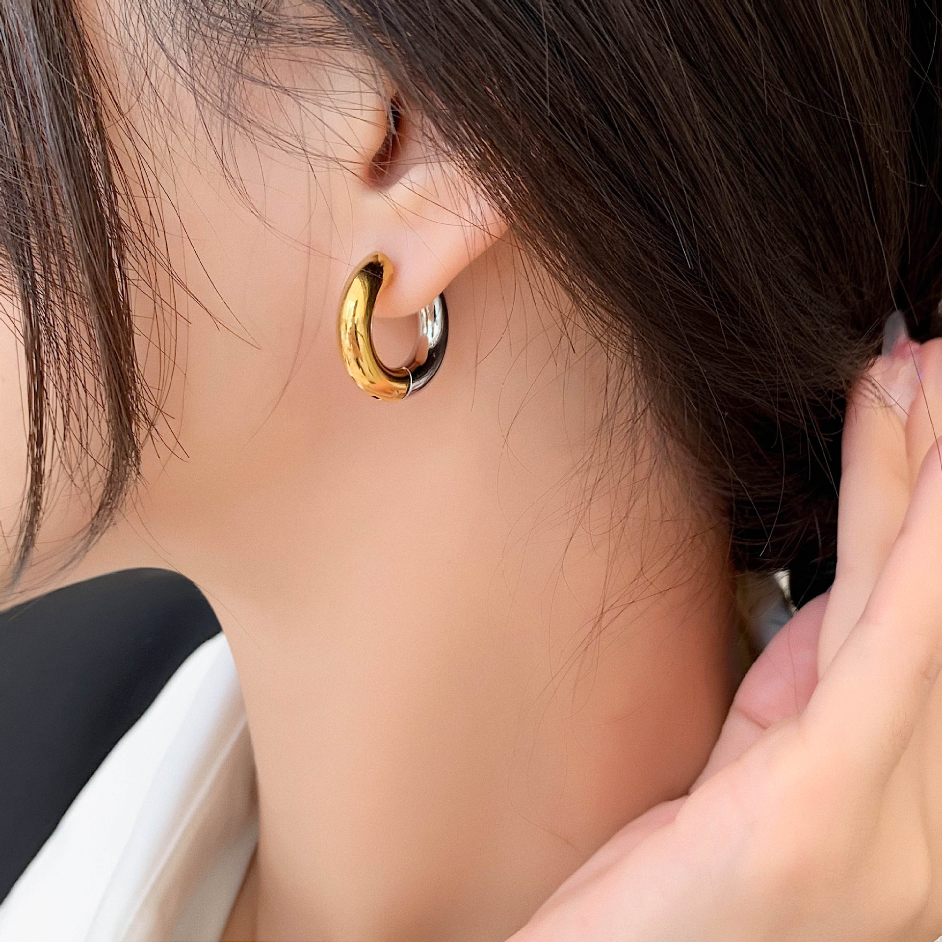 1 Pair Elegant Simple Style Color Block Plating Stainless Steel Hoop Earrings display picture 1