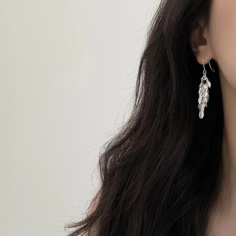 Brillante hoja de aretes