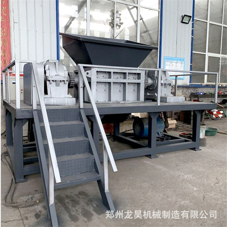 固废生活垃圾双轴撕碎机 汽车轮胎内饰脚垫滚刀撕碎机 耐磨刀盘