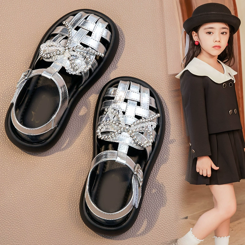 Баотоу сандалии для девочек лето 2025 новый ребенок принцесса мягкая подошва женская обувь для девочек пляжная обувь