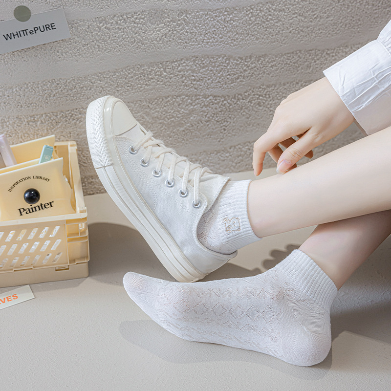 Calcetines de algodón para mujeres simplicidad viento lindo bordado respirable calcetines anti-bolas calcetines de algodón pro-piel Zhuhai al por mayor