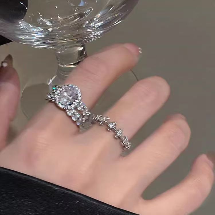 Vintage Style Micro-Inlaid Hollow Ring for Women, Autumn and Winter, Niche Design with a High-End Feel, Super Exquisite Finger Ring Vintage Style Micro-Inlaid Hollow Ring for Women, Autumn and Winter, Niche Design with a High-End Feel, Super Exquisite Finger Ring