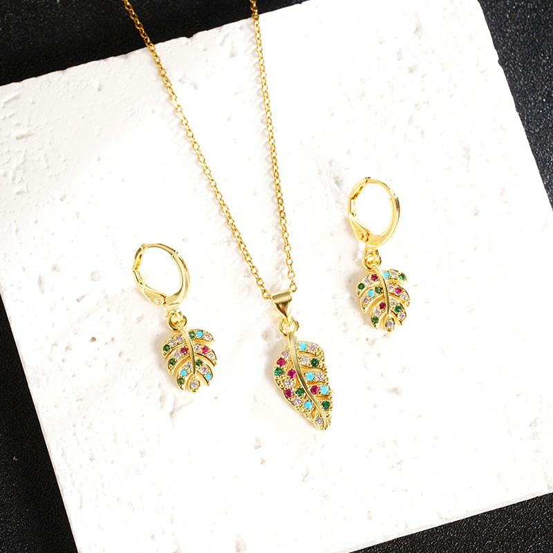 Collar de oro de arena vietnamita, pendientes de hojas de diamantes de color de lujo ligero de nicho, sentido del diseño, joyería de moda femenina que no se desvanece durante mucho tiempo