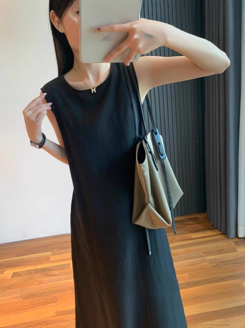 老钱中長丈黒ノースリーブベストマッシュルームボタンリネンドレス女性らしいゆったり着痩せ効果のあるリトルブラックドレス