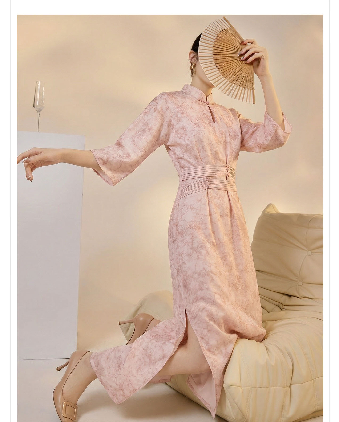Đầm maxi nữ thắt eo thiết kế jacquard họa tiết hoa văn cổ điển, tay ngắn, cổ đứng — màu hồng chi tiết 2