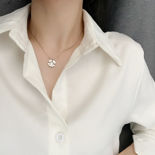 Uxigene Titanium Steel Non-Fading Lucky Grass Necklace for Women, Light Luxury, Unconventional Design, High-End, Ginkgo Leaf Clavicle Chain