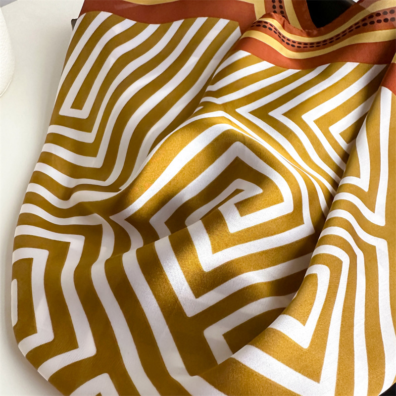 Pañuelo cuadrado de seda para mujer estampado laberinto minimal_voghion.com