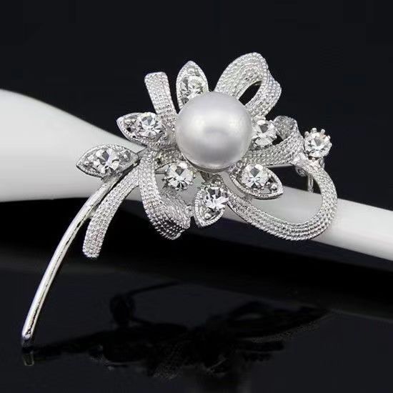 Damenbekleidungszubehör Anti-Exposition Schneeflocke Perle Kristall Brosche exquisite Blumennadel_voghion.com