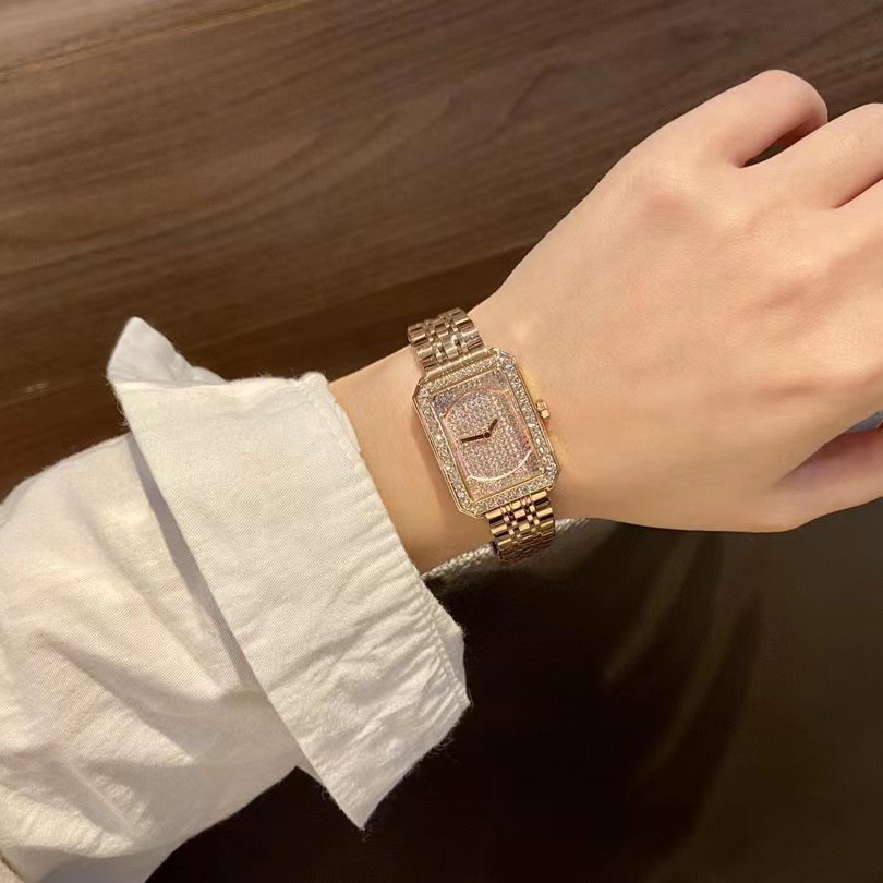 Nuovo profumo di lusso leggero da donna piccolo per la casa con lo stesso cinturino in acciaio a tre colori pieno di stelle con diamanti orologio al quarzo quadrato_voghion.com