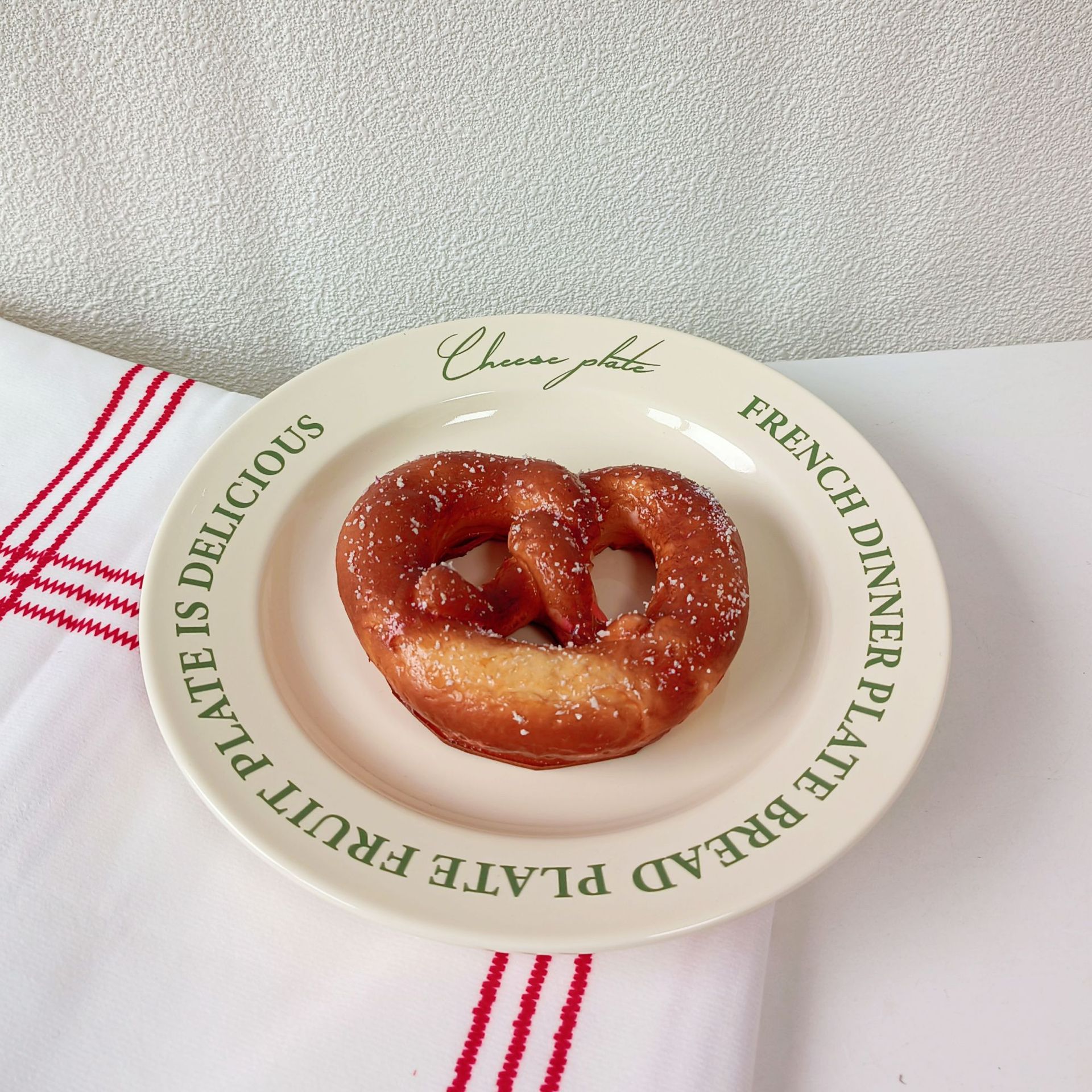 녹색 글자가있는 크림 플레이트