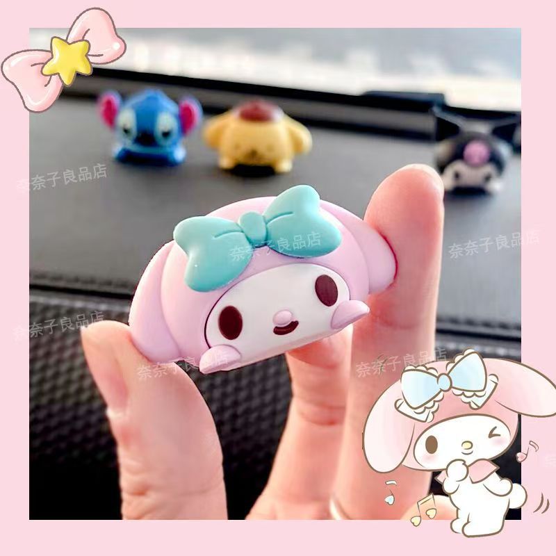 車のアニメのかわいい置物のネットの赤い爆発の車の吹き出しは車内の中で台の用品の防水の日よけを飾ります。|undefined