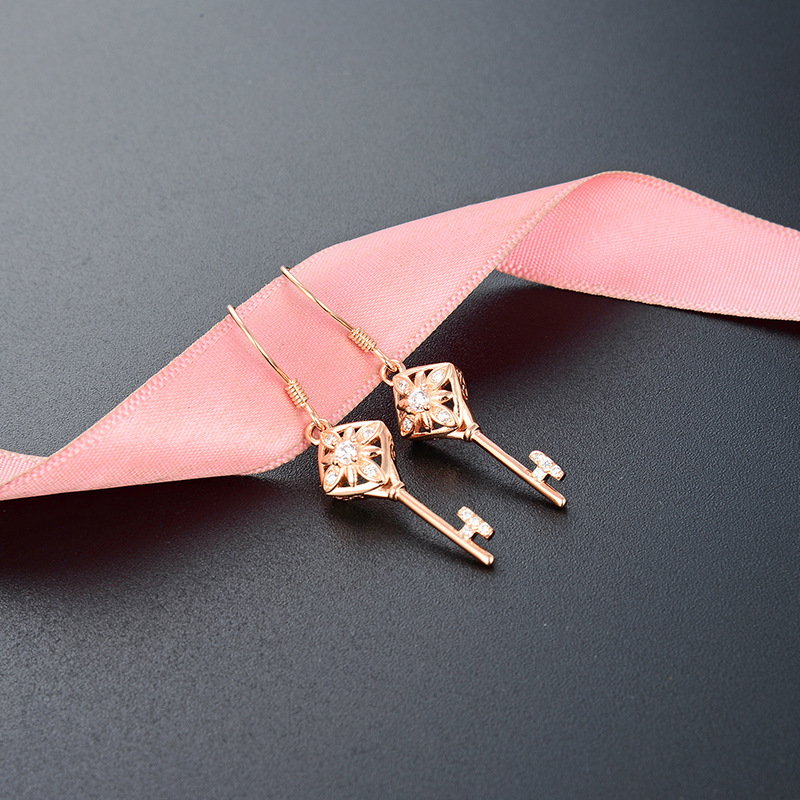 Estilo simple accesorios en forma de llave de diamante estilo japonés y coreano s925 pendientes de circón de plata pendientes de las mujeres populares