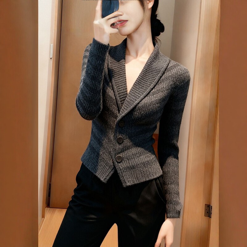 Gray striped sweater for women, autumn high-end fashionable chic style, extremely attractive, mature and elegant, waist-cinching knitted top