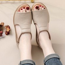 头层牛皮休闲女士凉鞋平底坡跟真皮中老年夏季新款防滑妈妈鞋软底