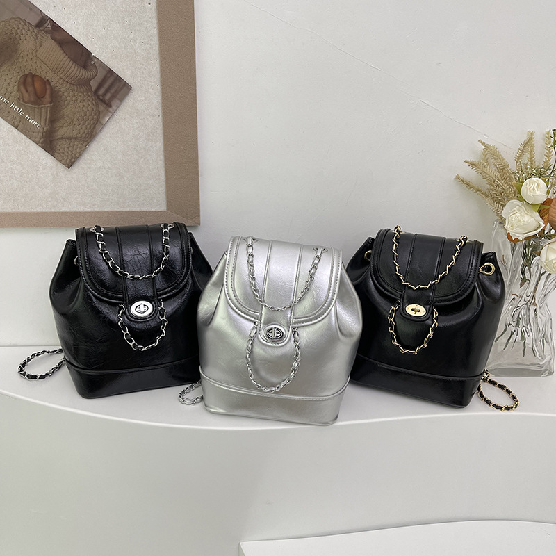 2024 nuevo estilo ins moda negro pequeña fragancia cadena mochila femenina estudiante