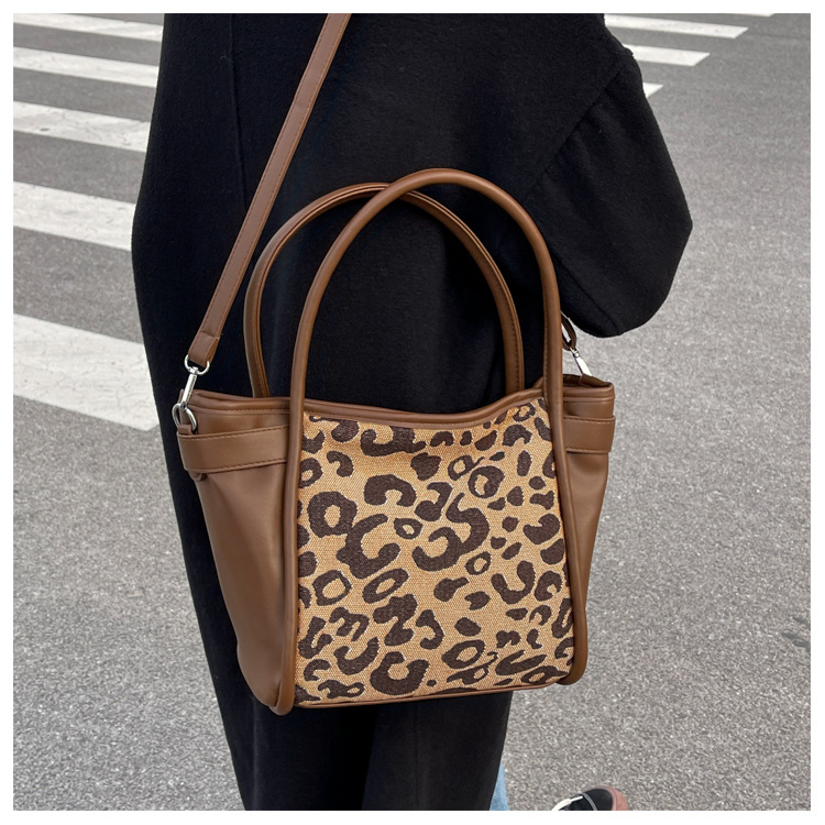 Large-capacity Handbags 2021 New Fashion Leopard-print Messenger Sense Single-shoulder Portable Tote Bag display picture 13