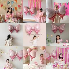 赤ちゃんの誕生日のシーンはファンの蝶結びの風船を飾ります。