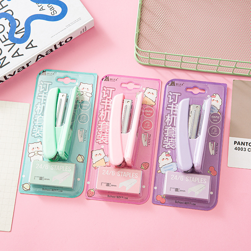 Juego de grapadora de oficina de color macaron No. 12 grapadora de dibujos animados al por mayor, máquina de encuadernación que ahorra mano de obra, combinación de grapadora