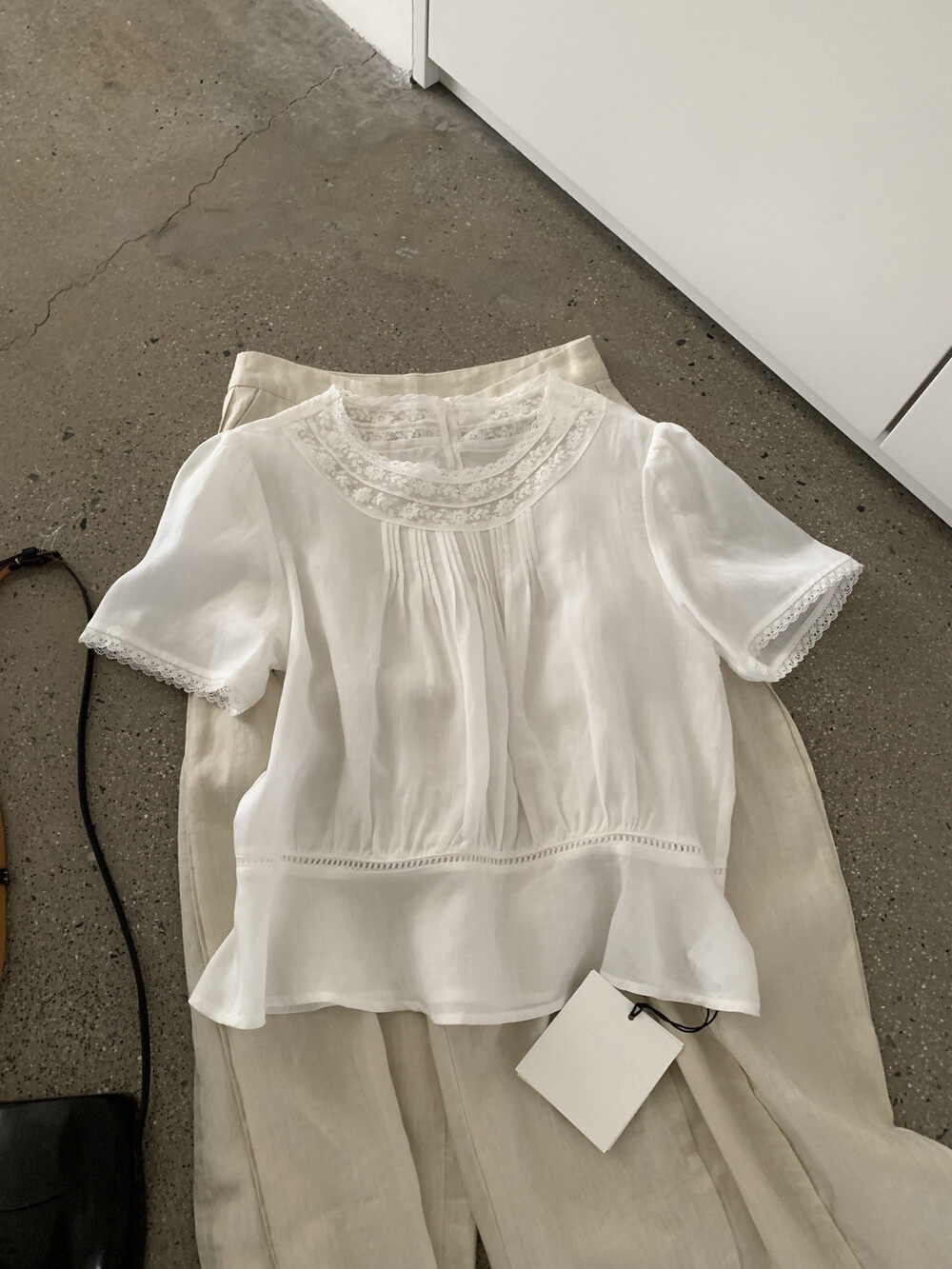 Áo sơ mi nữ tay ngắn phối ren cổ điển chất liệu tơ tằm linen — trắng ngà chi tiết 22