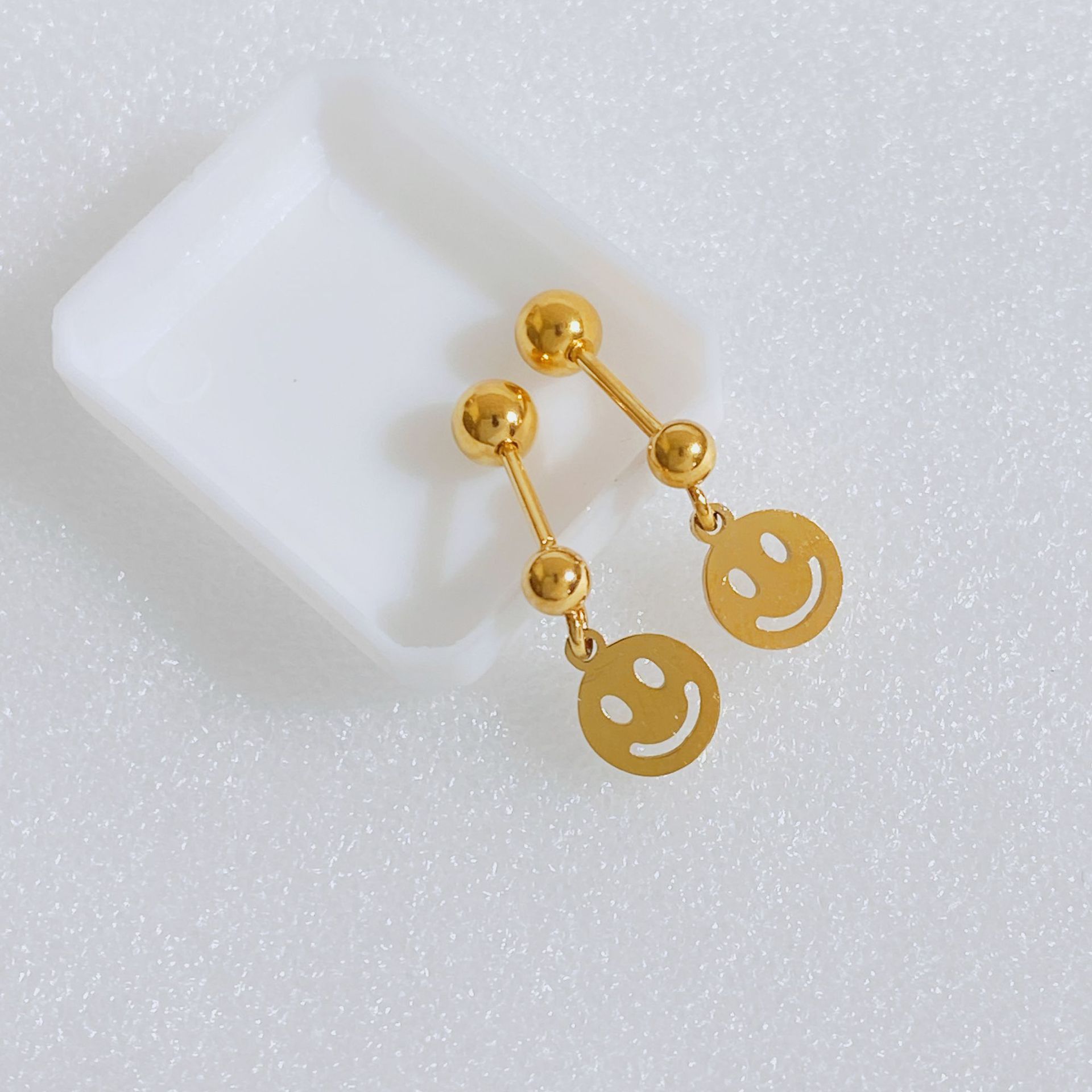 Simple Style Heart Shape Smiley Face Titanium Steel Plating Ear Studs 1 Pair