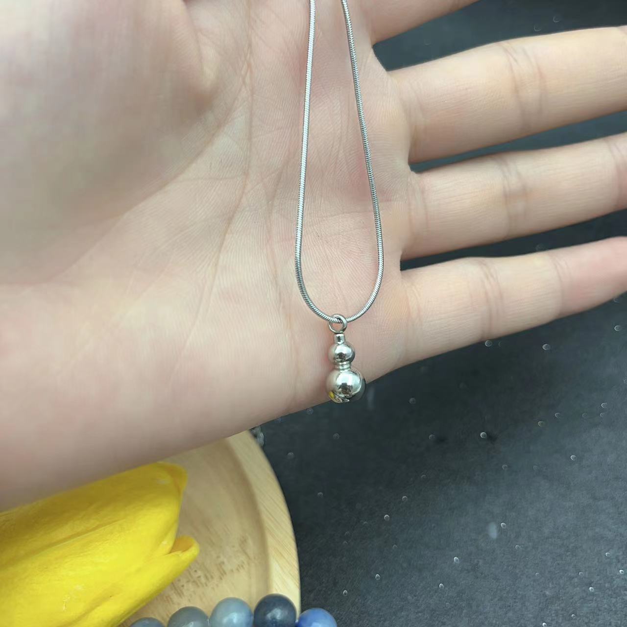 collana in acciaio al titanio zucca semplice, lussuosa e generosa. La mini solida piccola catenina per clavicola a sfera è una donna_voghion.com