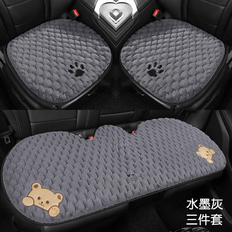 新型の自動車の座布団は冬のぬいぐるみが可愛いです。女性は保温してお尻を温めます。|undefined