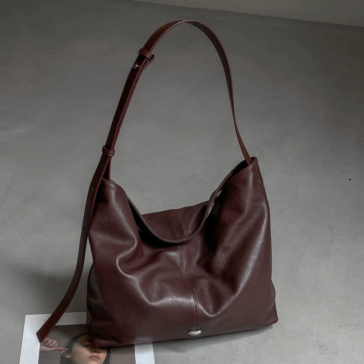 Capacious small underarm bag, one-shoulder bag