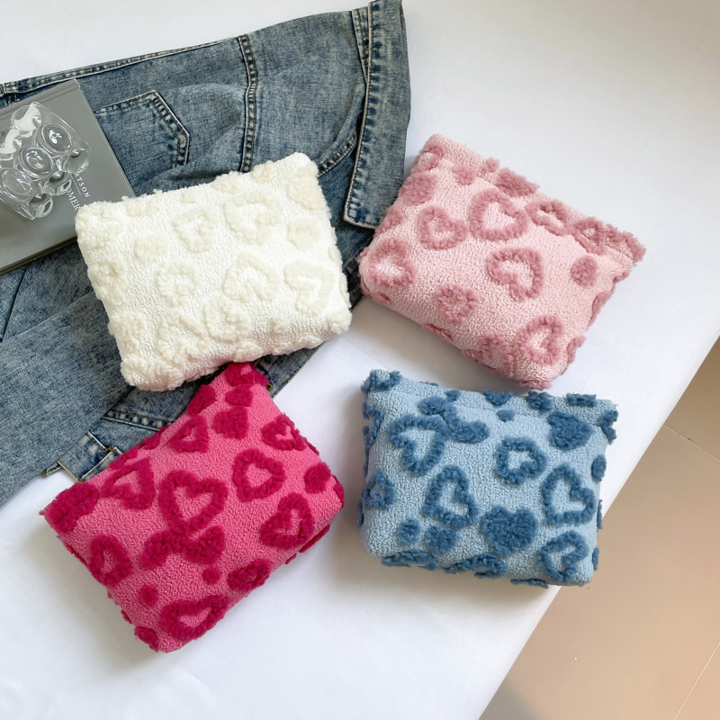 2025 nuevo estilo simple peluche fresco lindo amor alto valor facial bolsa de almacenamiento de lápiz labial casual bolsa de mano