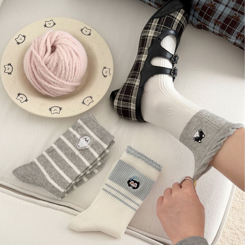 Autumn and winter women's socks, new micro-pressure mid-calf socks, seamless, comfortable, breathable, relieve leg fatigue, suitable for sports and travel, slimming socks Autumn and winter women's socks, new micro-pressure mid-calf socks, seamless, comfortable, breathable, relieve leg fatigue, suitable for sports and travel, slimming socks