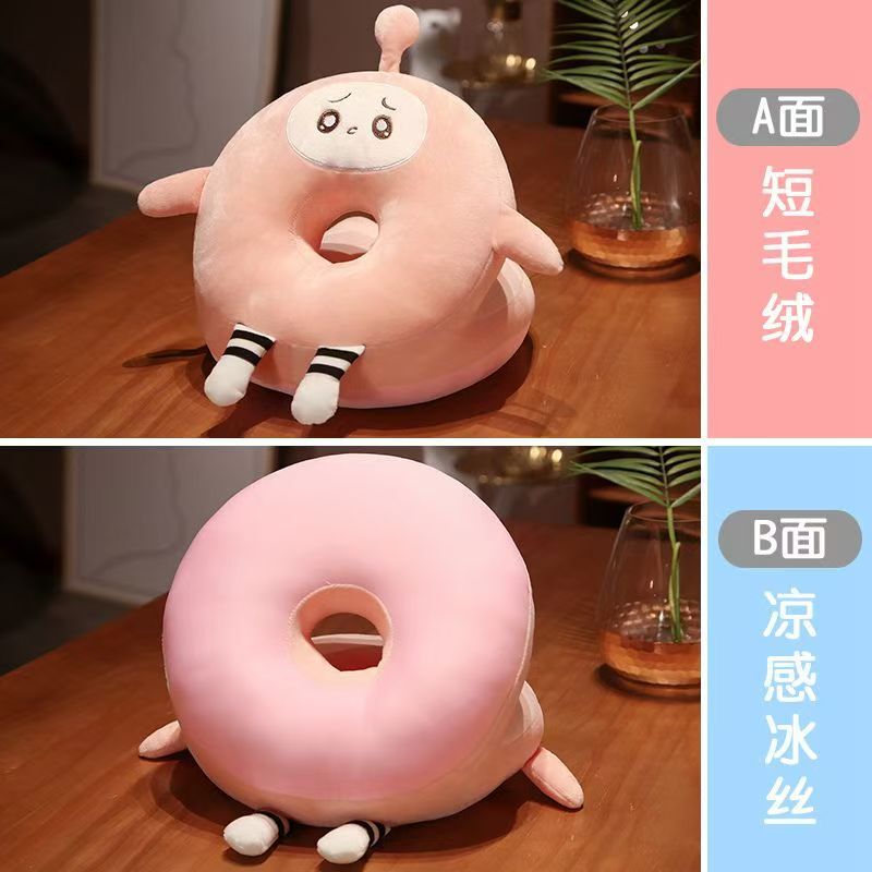 かわいい創意的な昼休みの枕の卵の子のパーティーは腹ばいになります。|undefined