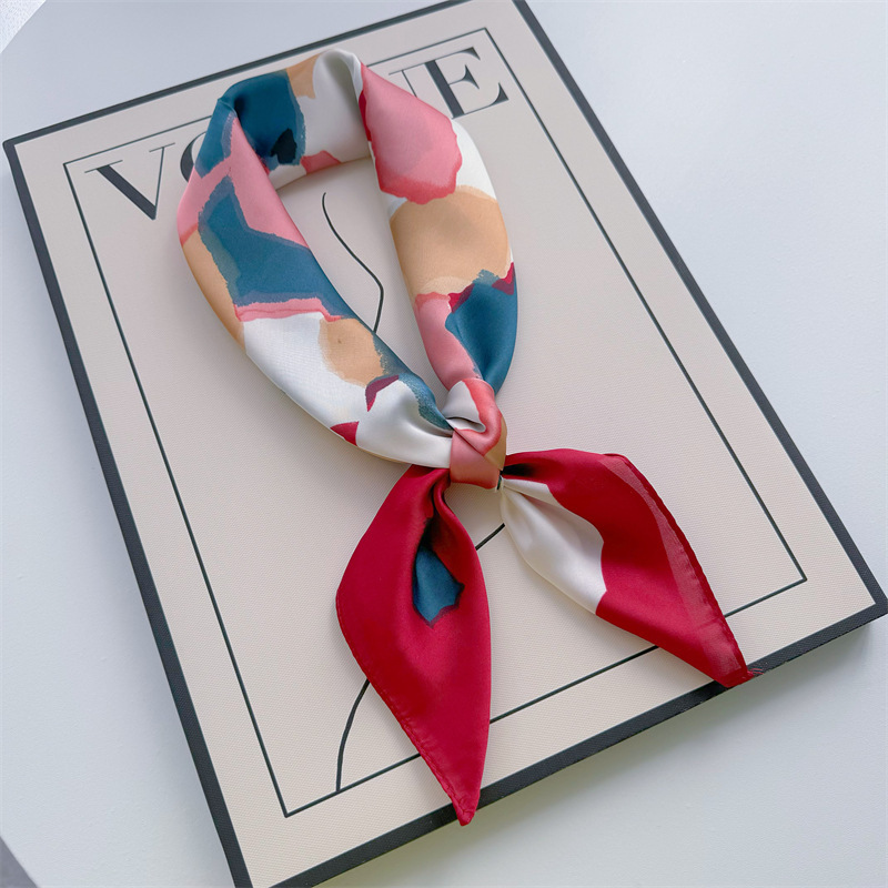 Primavera y verano nueva bufandas de impresión de letras de satén 70 × 70 bufandas de seda pequeñas bufandas cuadradas de alta calidad bufandas de estilo francés