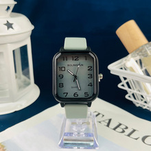 ���Q�羳����r�к��s���z��Ů���ֱ�W�����e���Δ���ŮʿʯӢ��