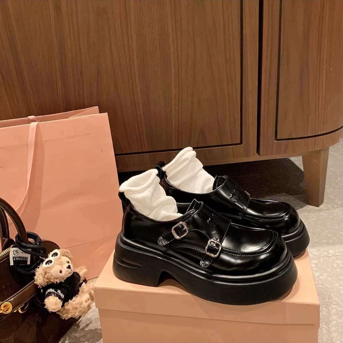 Маленькие кожаные туфли с двойной пряжкой в британском стиле на большой подошве женские 2025 новая мода