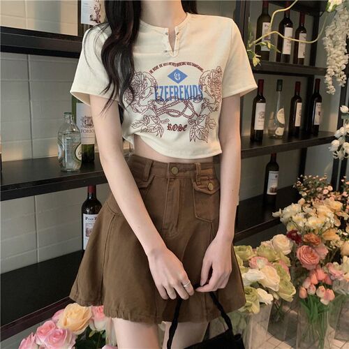 Sweet and Spicy Letter Print Women's Summer T-Shirt with Design Sense, Unconventional V-Neck Slimming High-Waisted Short Length Bare-Chest Top Yuxiangkang