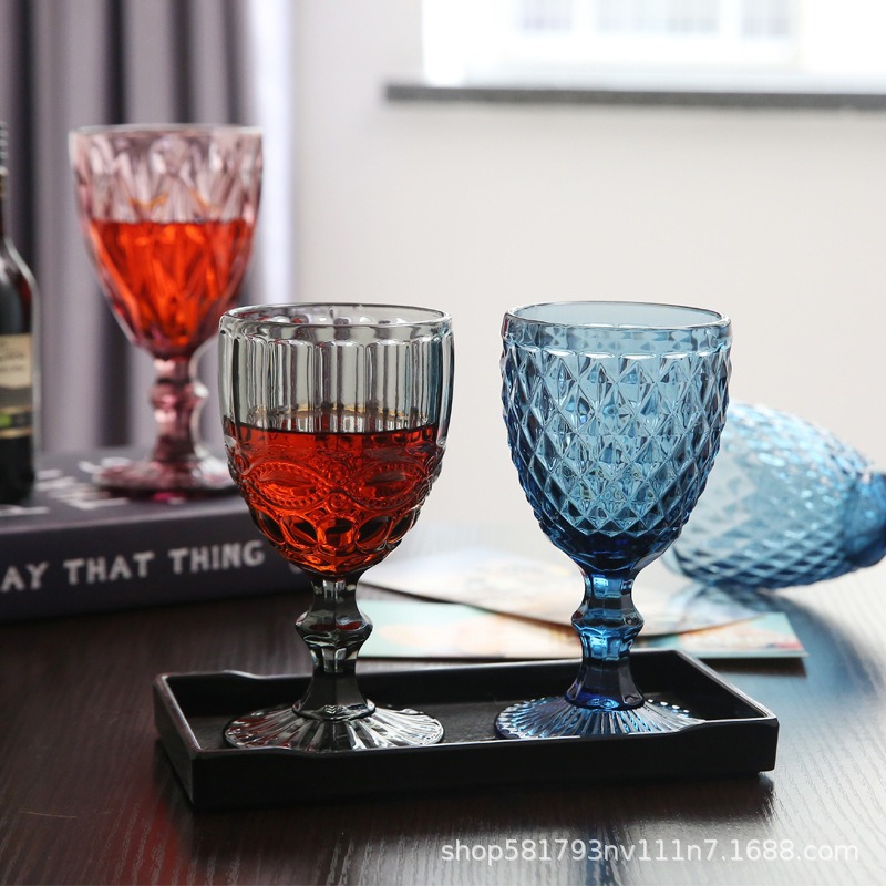 Fábrica directa de tazas de vino de vidrio en relieve retro color europeo tazas de jugo de vino al por mayor